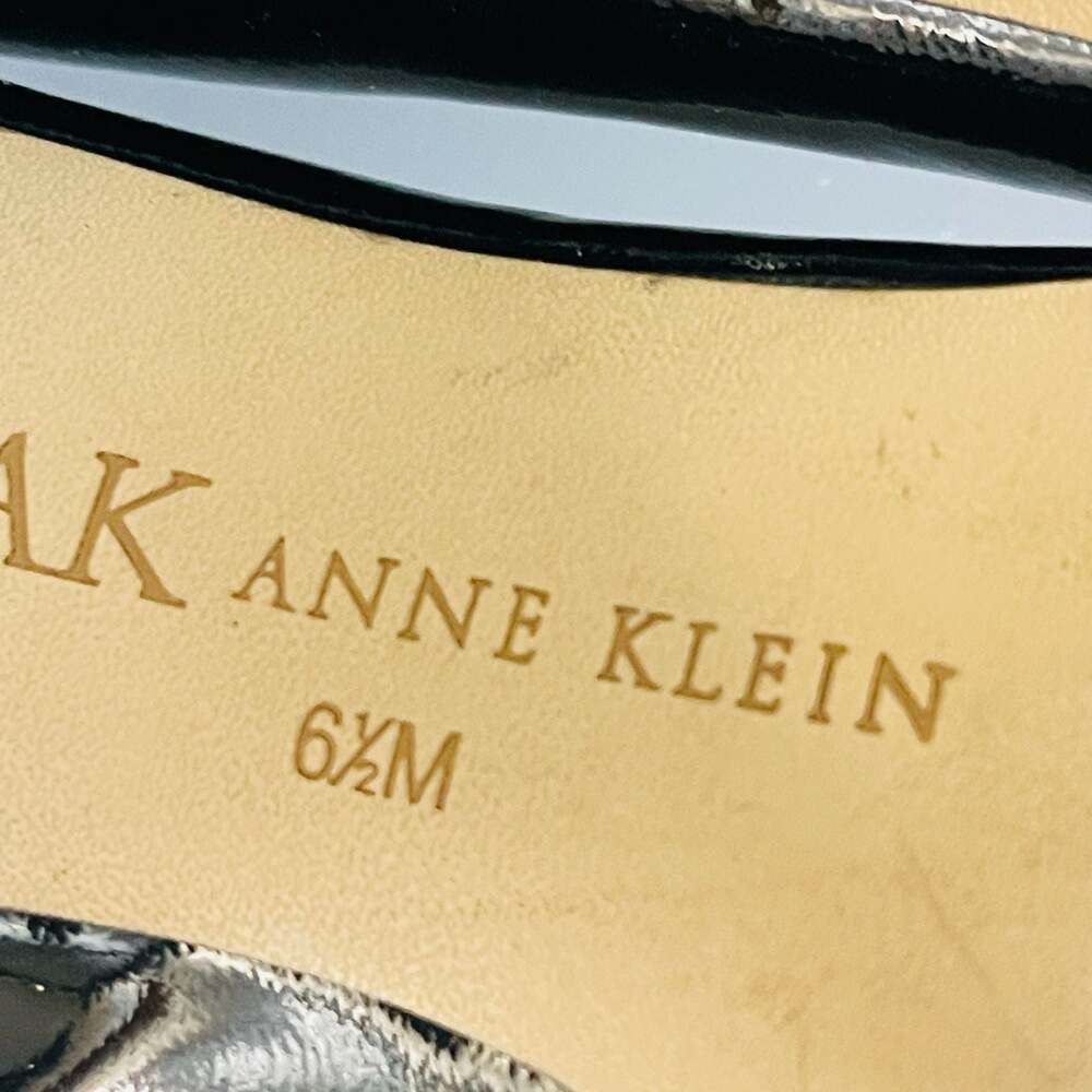 AK Anne Klein Black Patent Leather Pointed Toe Kitten Heel Pumps with Braided Kn