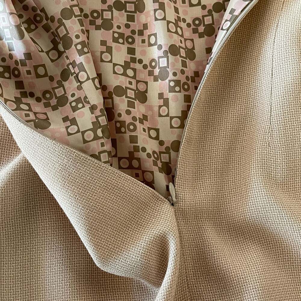 Vintage Textured Knit Sleeveless Sheath Dress with Geometric Print Lining