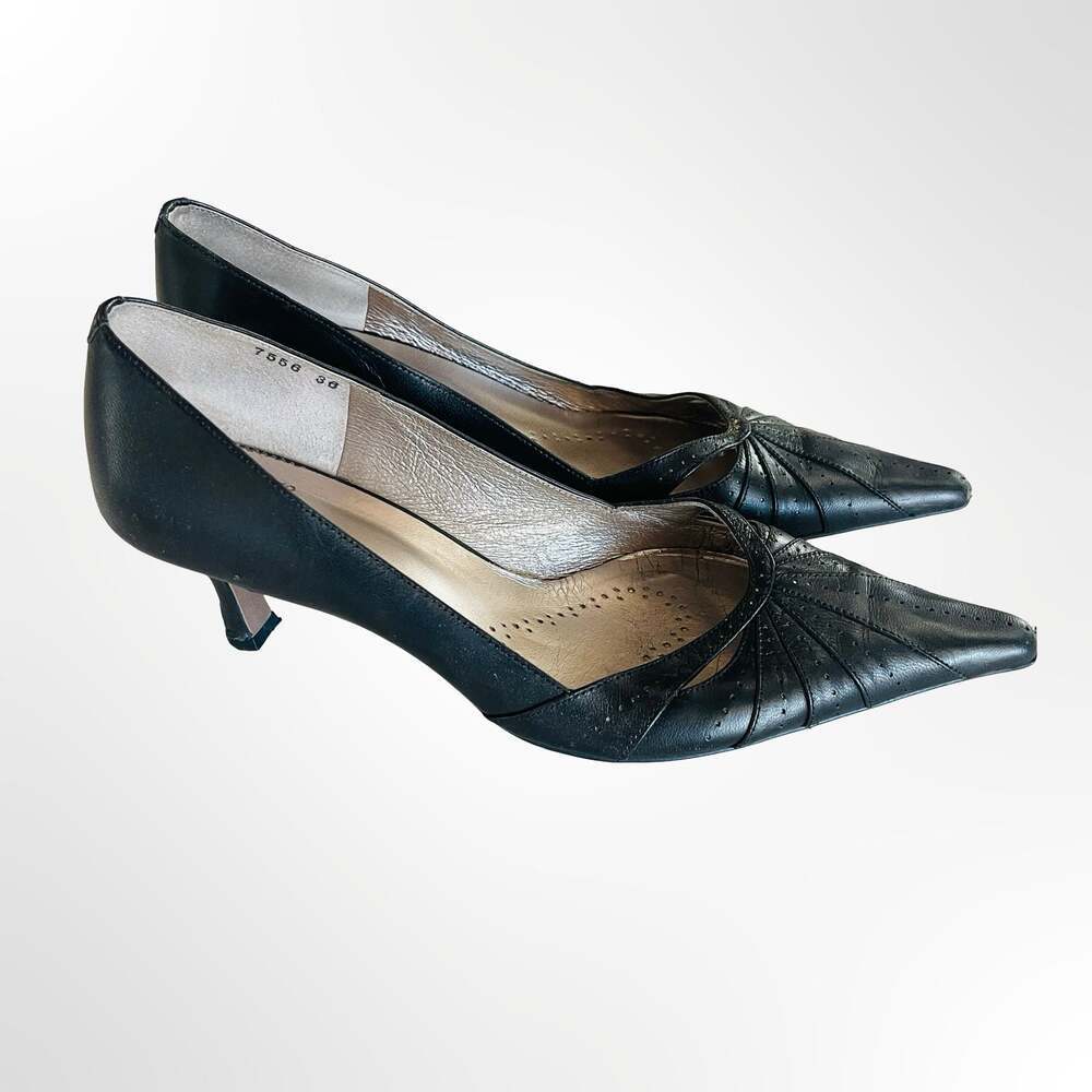 et vous paris Black Leather Pointed-Toe Kitten Heel Pumps with Stitched Detail
