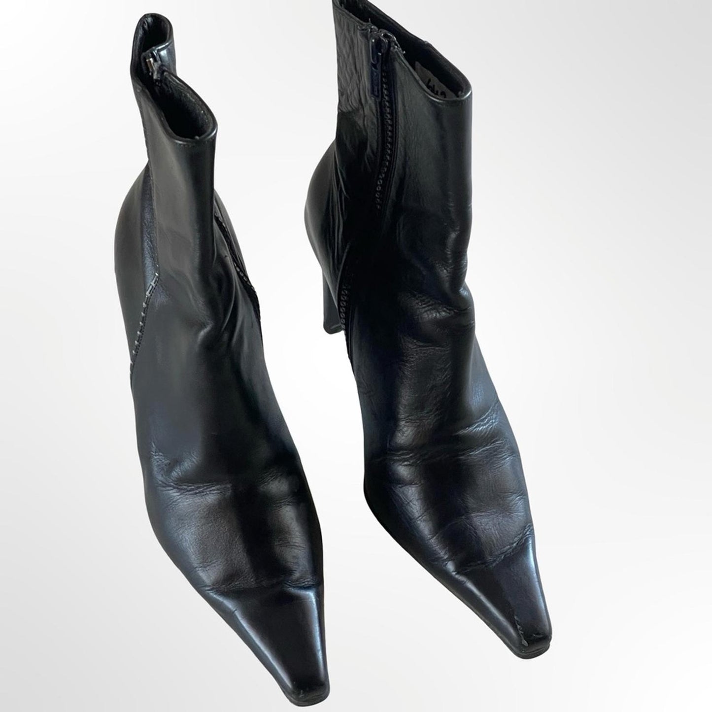 Vero Cuoio Women's Black Leather Pointed-Toe Ankle Boots