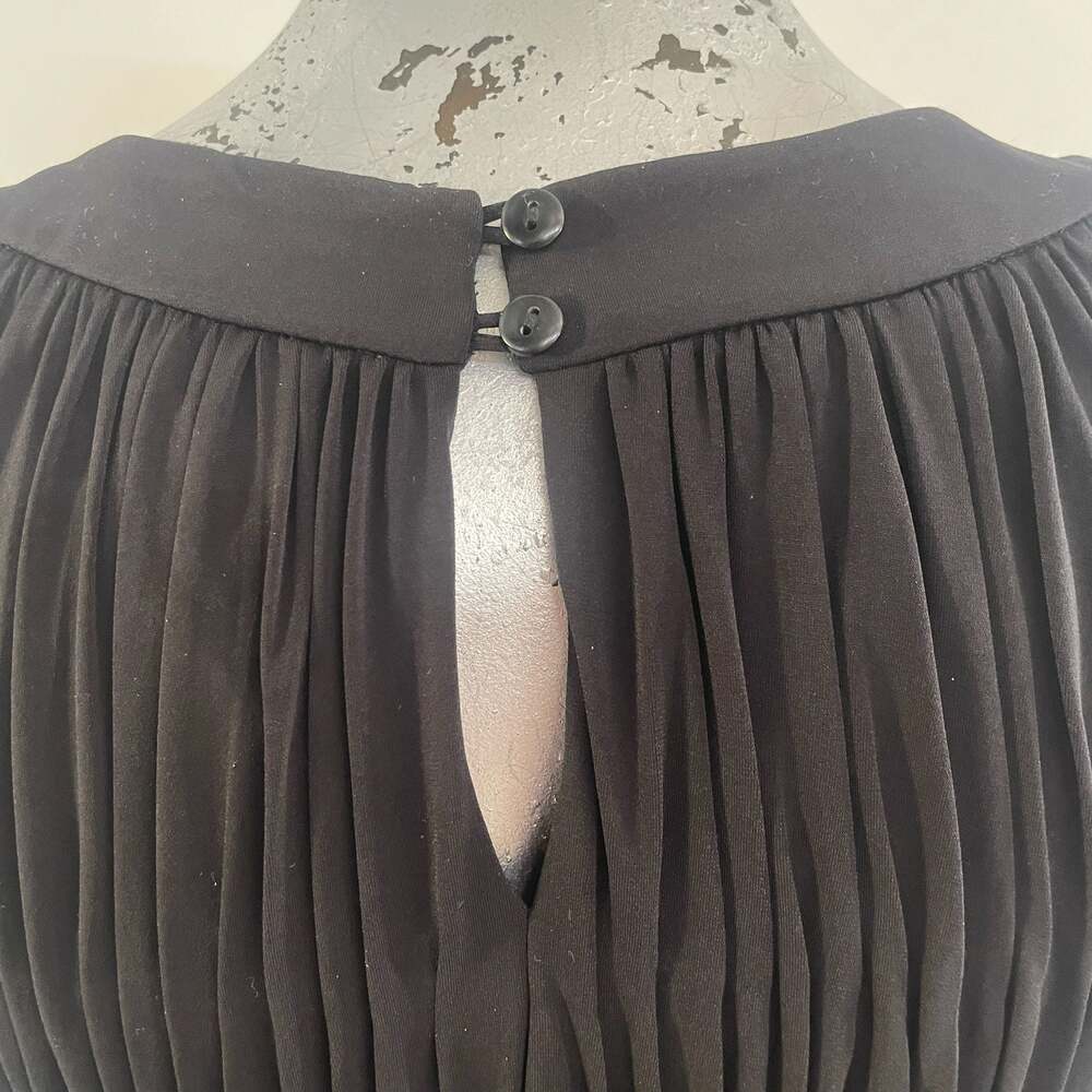 Sangria Black Sleeveless Keyhole Neck Pleated Maxi Dress