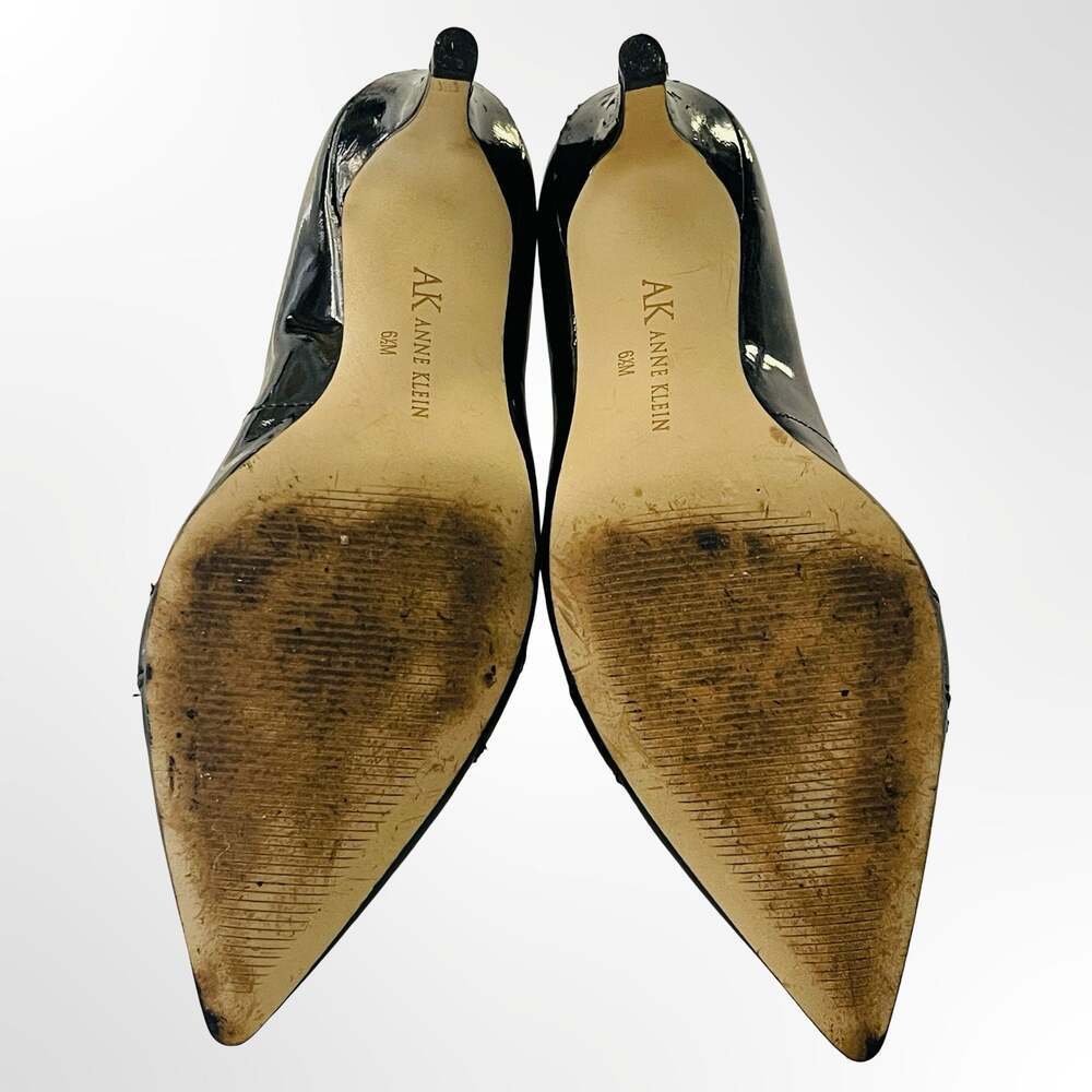 AK Anne Klein Black Patent Leather Pointed Toe Kitten Heel Pumps with Braided Kn