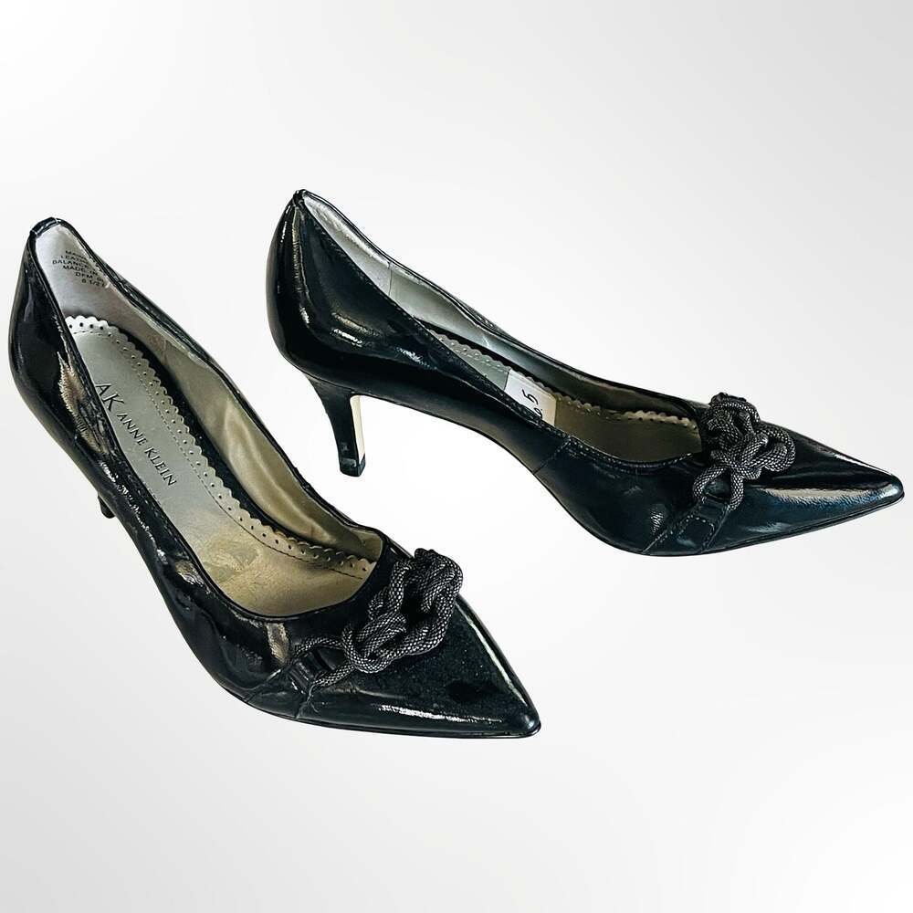 AK Anne Klein Black Patent Leather Pointed Toe Kitten Heel Pumps with Braided Kn