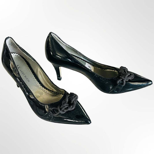 AK Anne Klein Black Patent Leather Pointed Toe Kitten Heel Pumps with Braided Kn