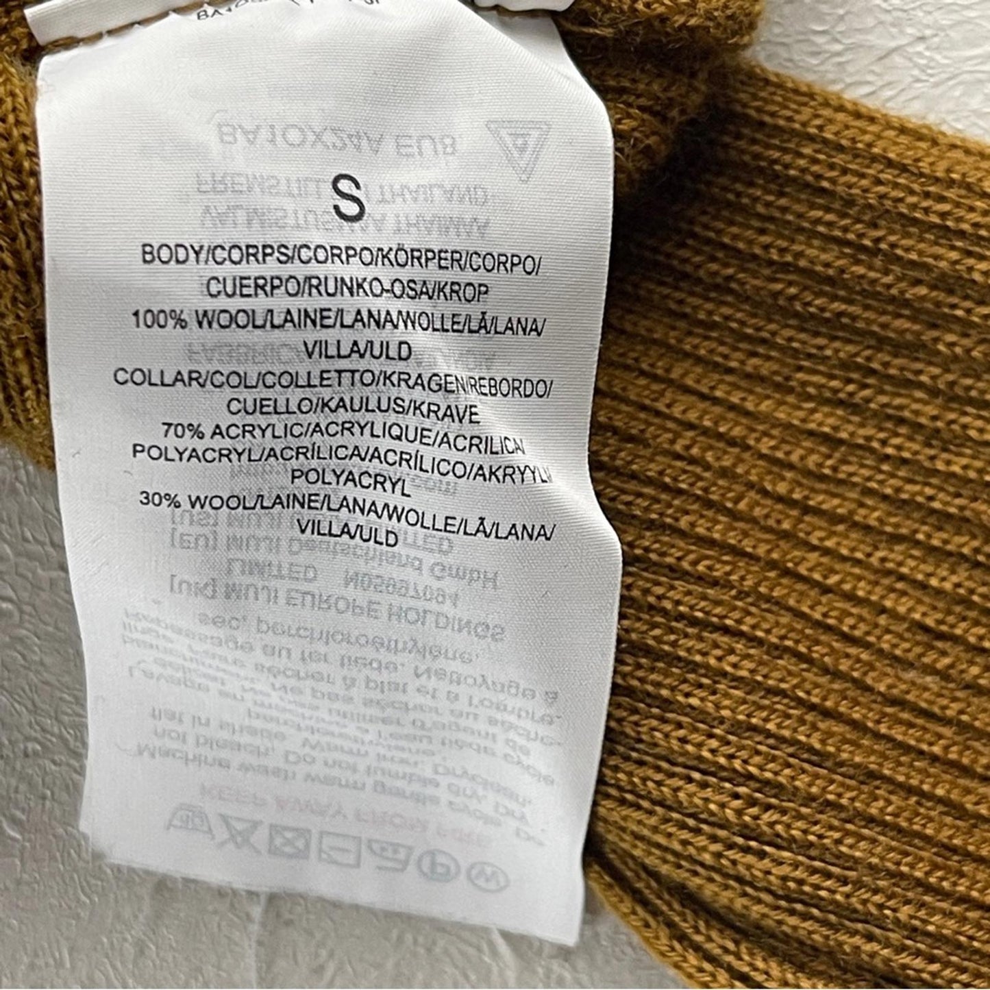 Women's Mustard Turtleneck Sweater in Small size