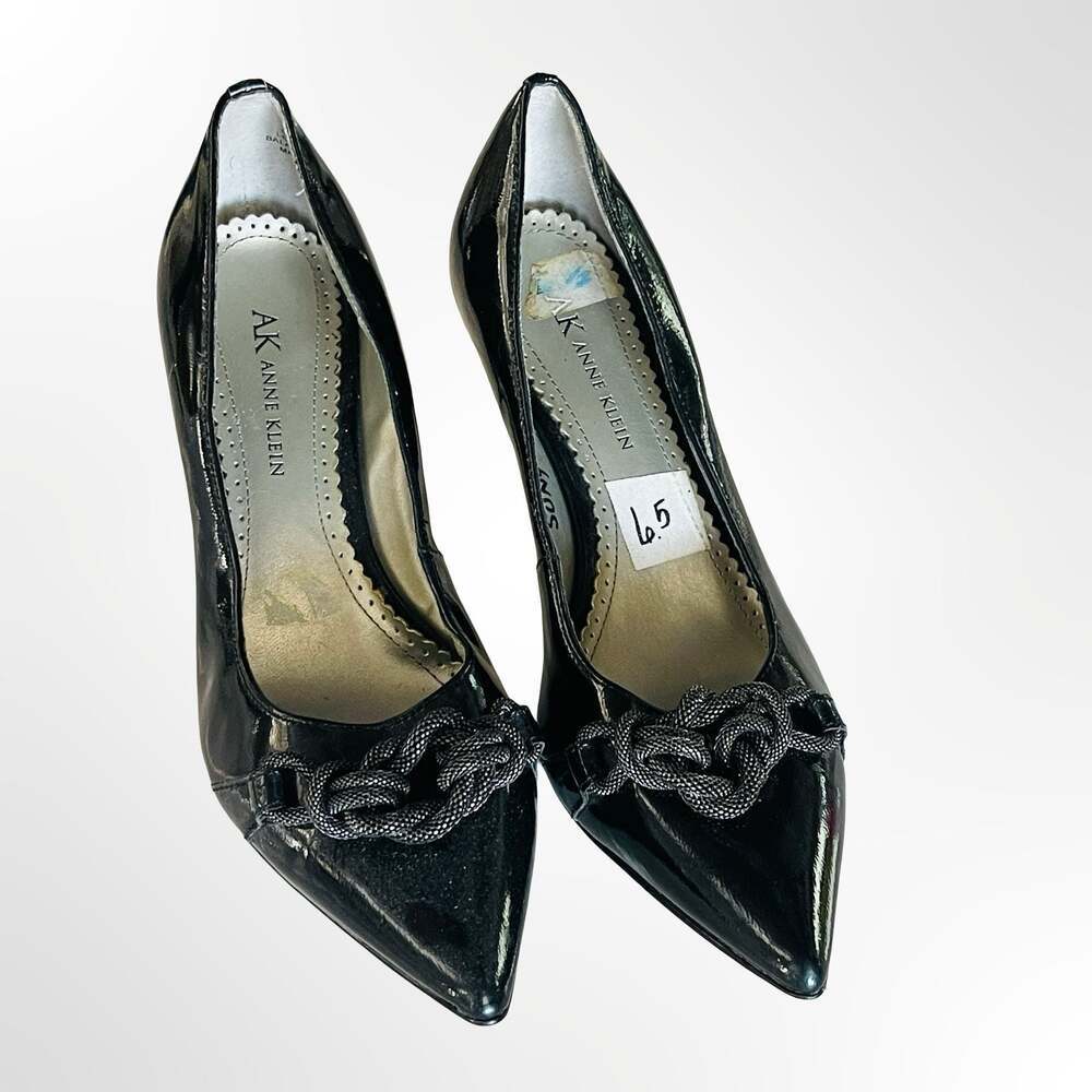 AK Anne Klein Black Patent Leather Pointed Toe Kitten Heel Pumps with Braided Kn