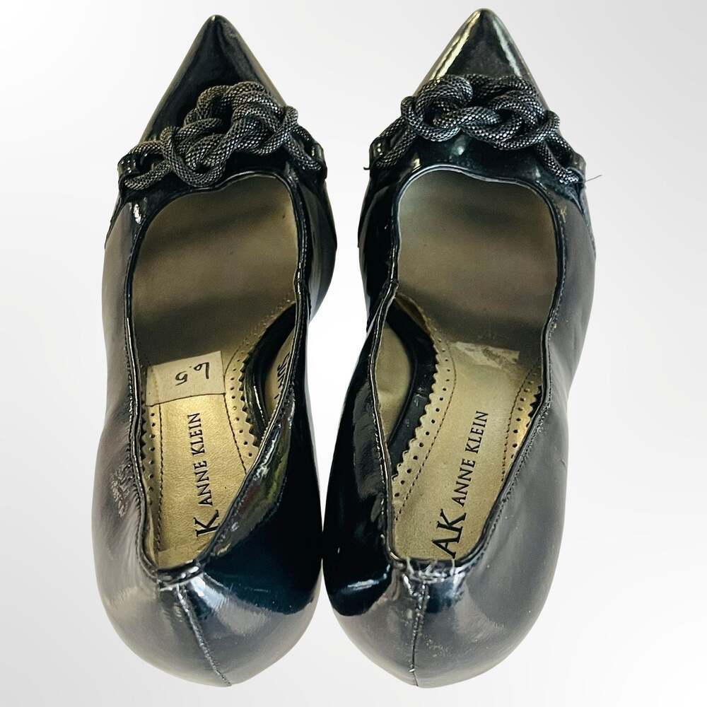 AK Anne Klein Black Patent Leather Pointed Toe Kitten Heel Pumps with Braided Kn