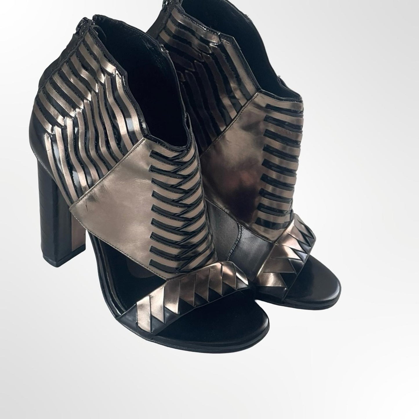 Robert Clergerie Black and Gold Heels in size 6